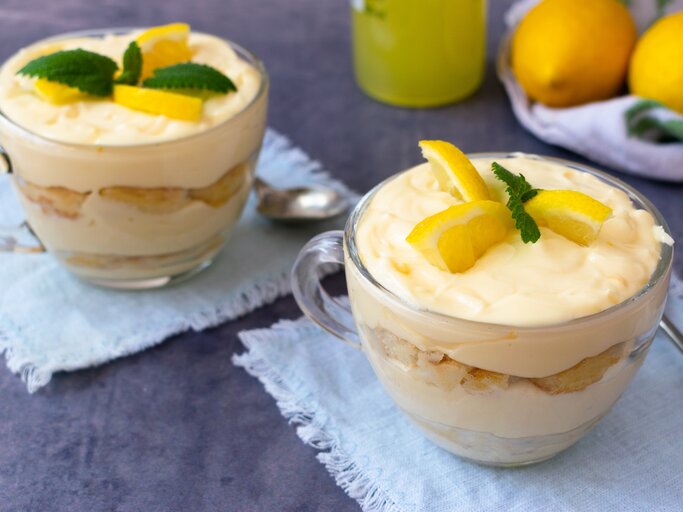 Zwei Gläser mit Limoncello-Tiramisu auf einem Jeansfetzen. | © Shutterstock/Micaela Fiorellini