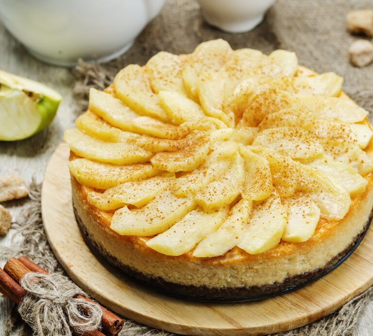 Apfelmus-Schmandkuchen in rustikalem Ambiente. | © Getty Images/nata_vkusidey