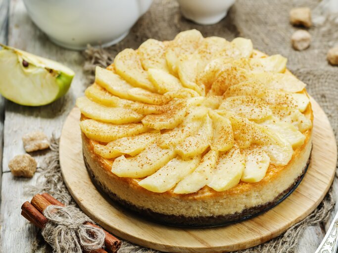 Apfelmus-Schmandkuchen in rustikalem Ambiente. | © Getty Images/nata_vkusidey