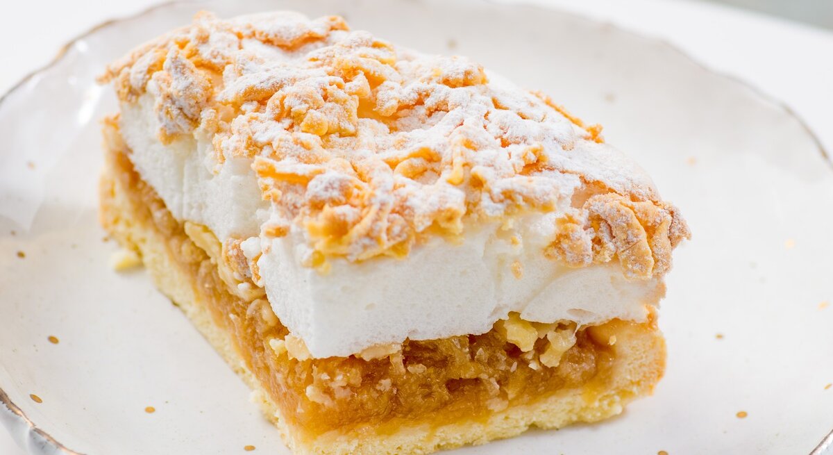 Apfelwein-Schmandkuchen auf weißem Teller. 