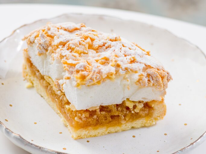 Apfelwein-Schmandkuchen auf weißem Teller.  | © Getty Images/smirart