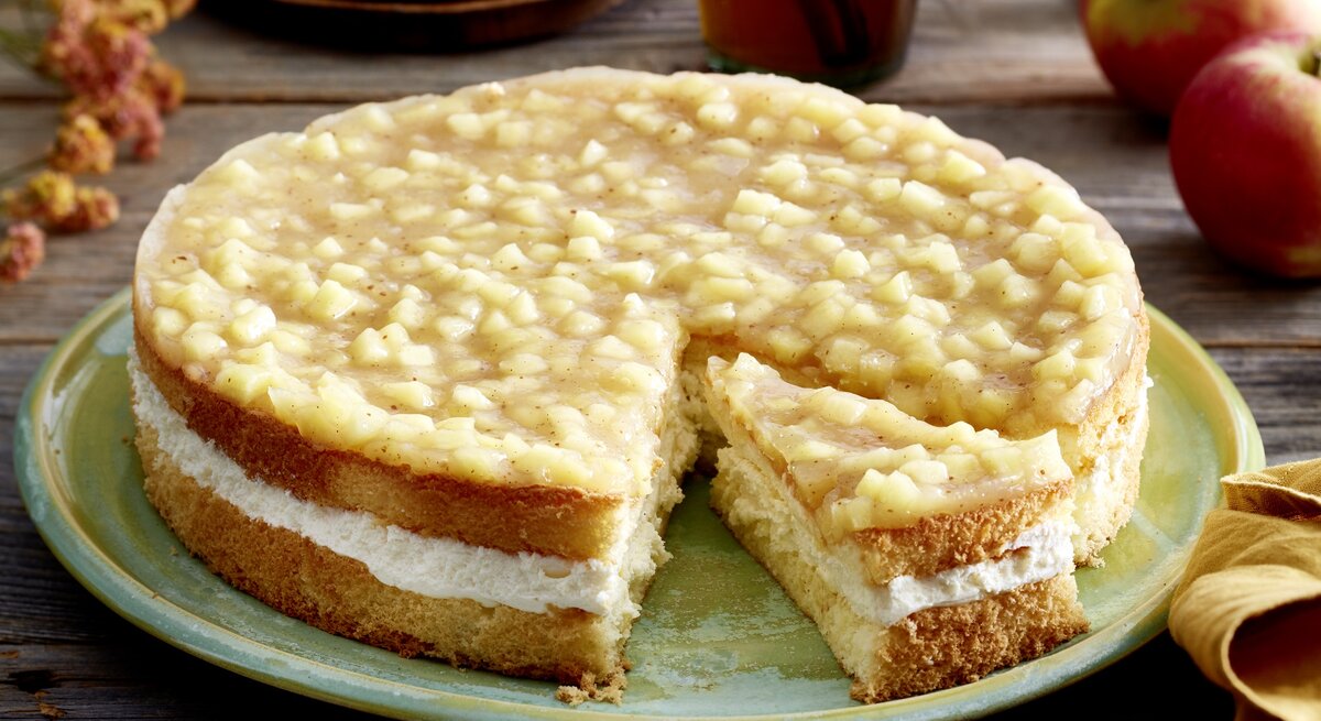 Apfel-Schmand-Torte auf Teller angeschnitten.