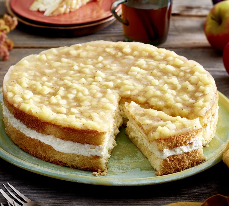 Apfel-Schmand-Torte auf Teller angeschnitten. | © EAT CLUB/Isabell Triemer