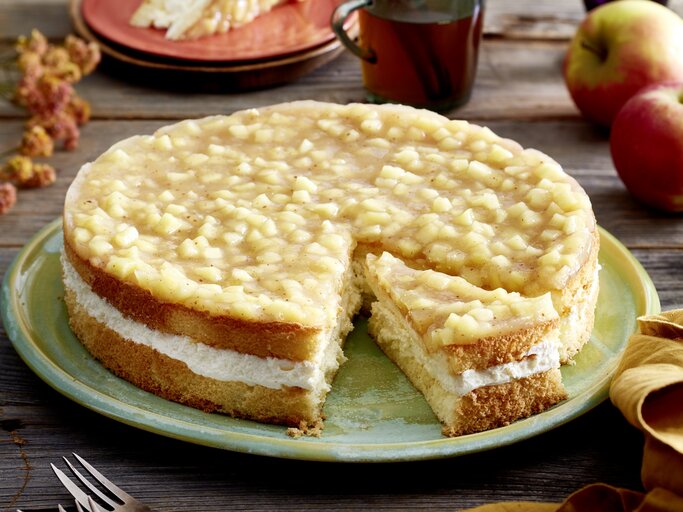 Apfel-Schmand-Torte auf Teller angeschnitten. | © EAT CLUB/Isabell Triemer