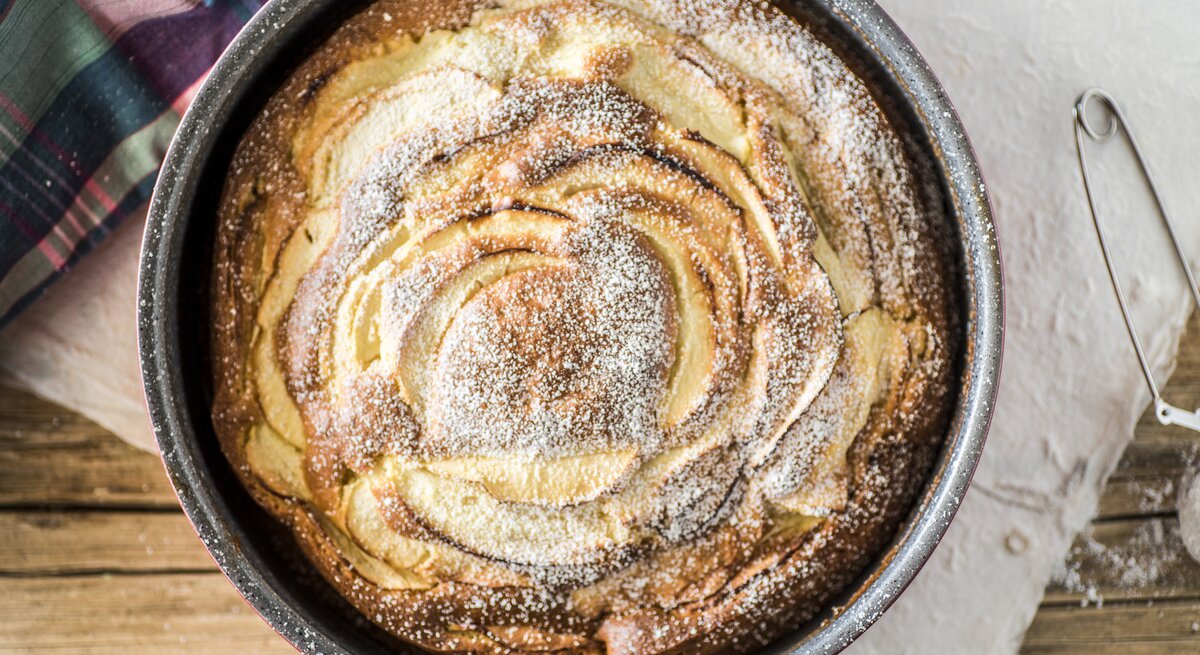 Apfelkuchen mit Puderzucker in Springform. 
