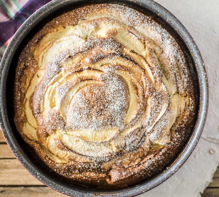 Apfelkuchen mit Puderzucker in Springform.  | © Getty Images/eleonora galli