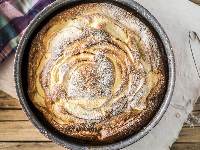 Apfelkuchen mit Puderzucker in Springform.  | © Getty Images/eleonora galli