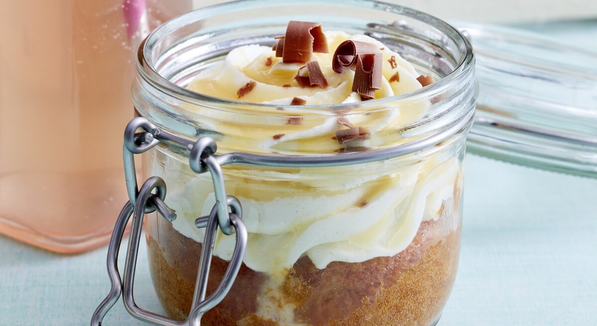 Ein saftiger Apfel-Eierlikör-Kuchen serviert in einem Glas, perfekt geschichtet und garniert mit Schokoflocken.