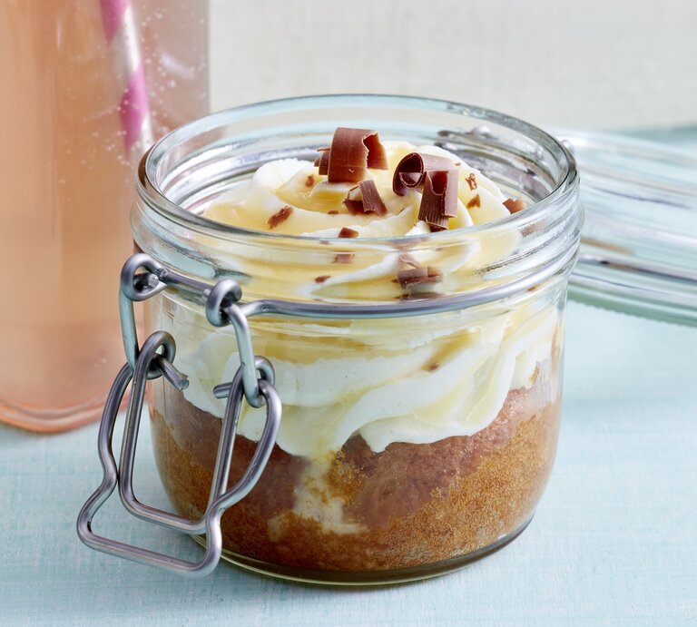 Ein saftiger Apfel-Eierlikör-Kuchen serviert in einem Glas, perfekt geschichtet und garniert mit Schokoflocken. | © Eat Club/Isabell Triemer