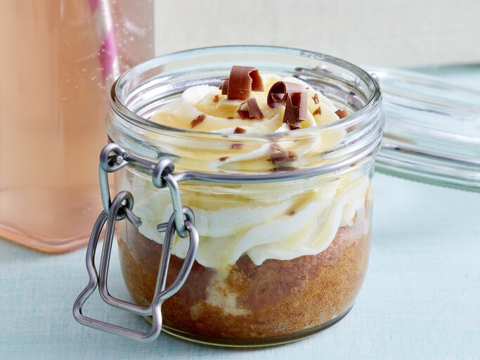Ein saftiger Apfel-Eierlikör-Kuchen serviert in einem Glas, perfekt geschichtet und garniert mit Schokoflocken. | © Eat Club/Isabell Triemer