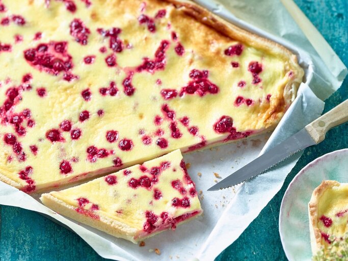 Auf einem Backblech liegt ein Johannisbeer-Schmandkuchen. Er ist cremig und leicht.  | © EAT CLUB / Isabell Triemer 