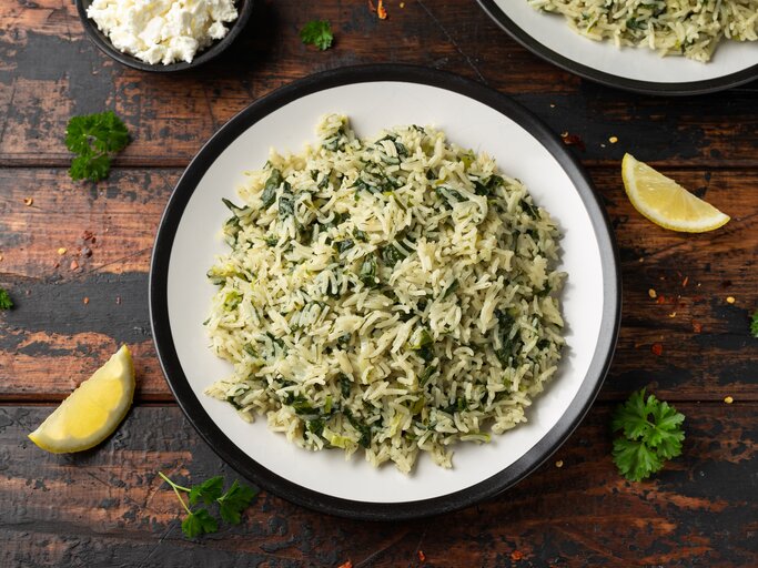 Griechischer Spinatreis auf weißem Teller.  | © Shutterstock/DronG