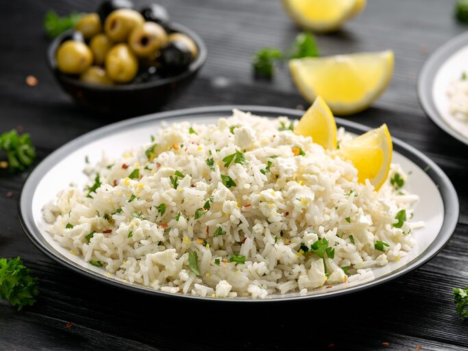 Ein Teller mit griechischem Feta-Reis auf einem schwarzen Tisch. | © Shutterstock/DronG