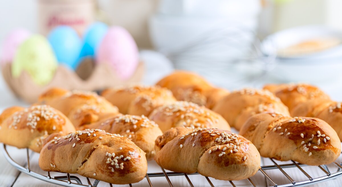 Seitenansicht eines Kuchengitters, belegt mit einem griechischem Ostergebäck. 