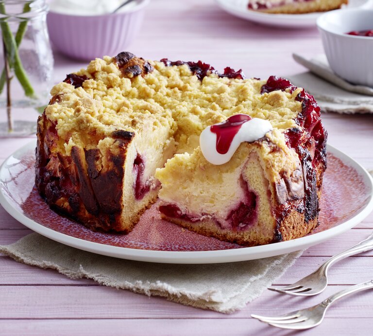 Kirsch-Vanillekuchen mit Streuseln auf Teller serviert. | © Eat Club; Isabell Triemer