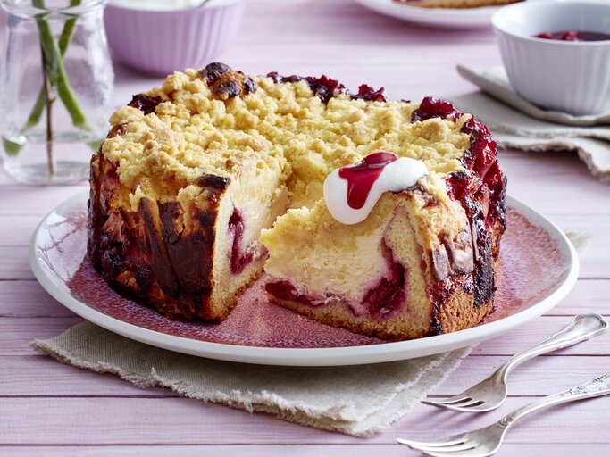 Kirsch-Vanillekuchen mit Streuseln auf Teller serviert. | © Eat Club; Isabell Triemer