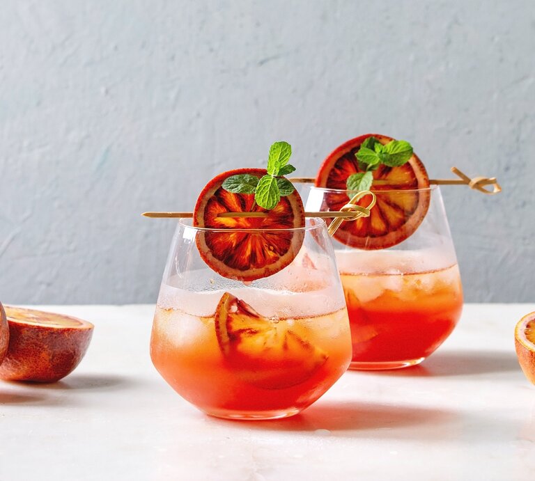 Zwei Gläser Sarti Spritz mit Orangenscheiben dekoriert. | © Adobe Stock/ Natasha Breen