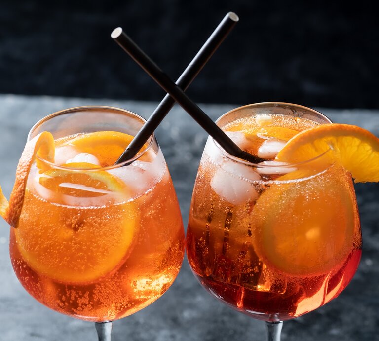 Zwei Gläser mit scharfem Aperol auf einem grauen Tisch. | © Shutterstock/Anna Fedorova