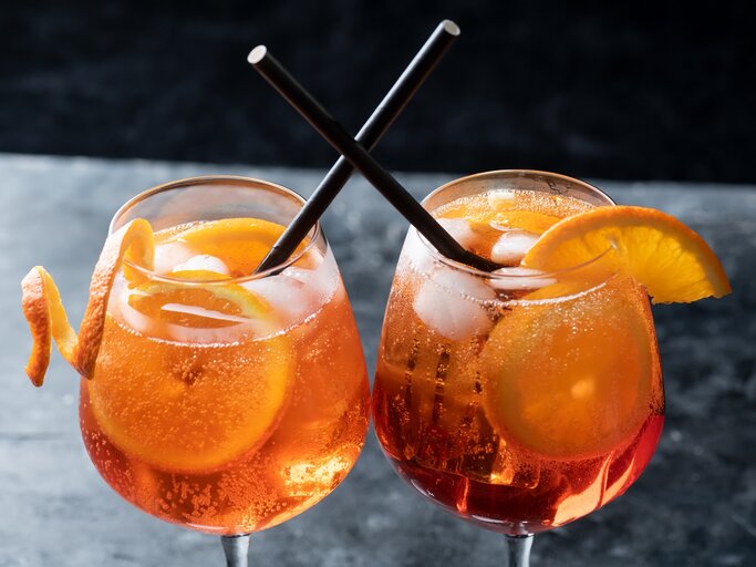 Zwei Gläser mit scharfem Aperol auf einem grauen Tisch. | © Shutterstock/Anna Fedorova