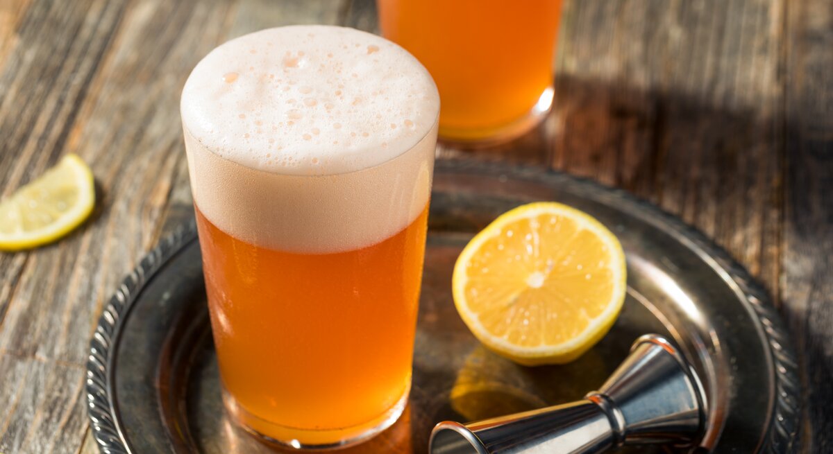 Aperol Bier auf Tablett auf Holztisch