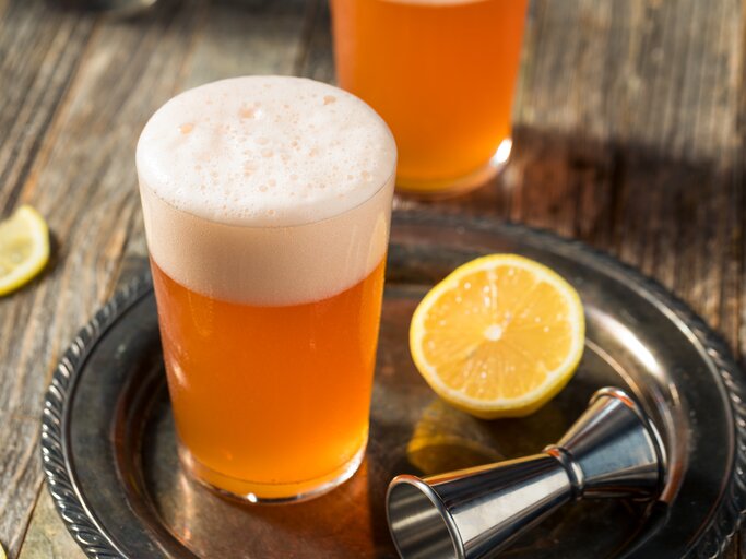 Aperol Bier auf Tablett auf Holztisch | © Getty Images/bhofack2