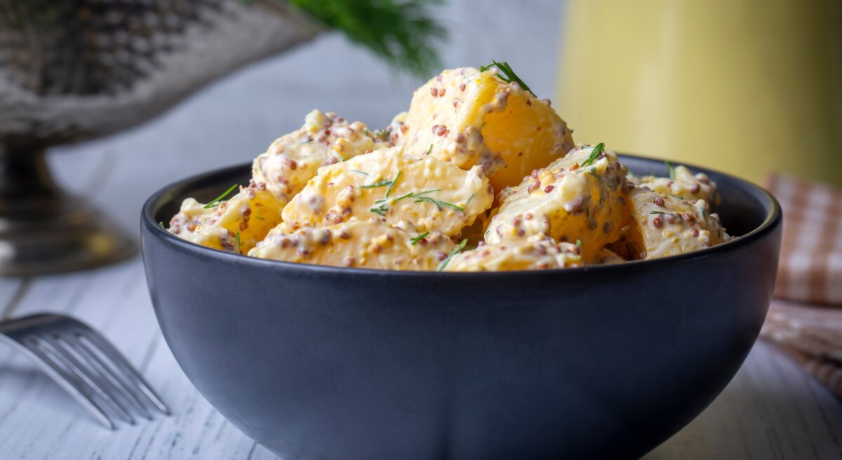 Eine Schale französischer Kartoffelsalat ohne Mayo.