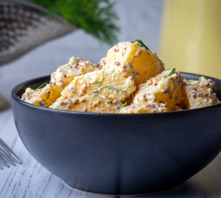 Eine Schale französischer Kartoffelsalat ohne Mayo. | © Adobe Stock/ Esin Deniz