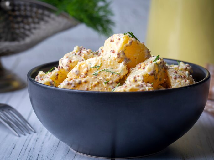 Eine Schale französischer Kartoffelsalat ohne Mayo. | © Adobe Stock/ Esin Deniz
