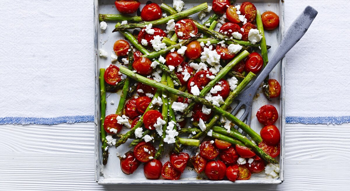 Gebratener Balsamico-Spargel mit Cherrytomaten und Feta auf einem quadratischen Blech. 