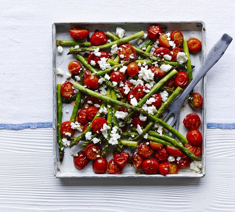 Gebratener Balsamico-Spargel mit Cherrytomaten und Feta auf einem quadratischen Blech.  | © StockFood / Immediate Media / Good Food