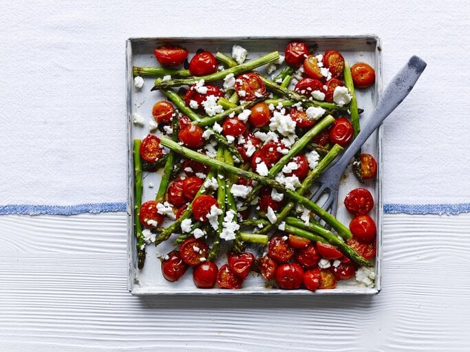 Gebratener Balsamico-Spargel mit Cherrytomaten und Feta auf einem quadratischen Blech.  | © StockFood / Immediate Media / Good Food
