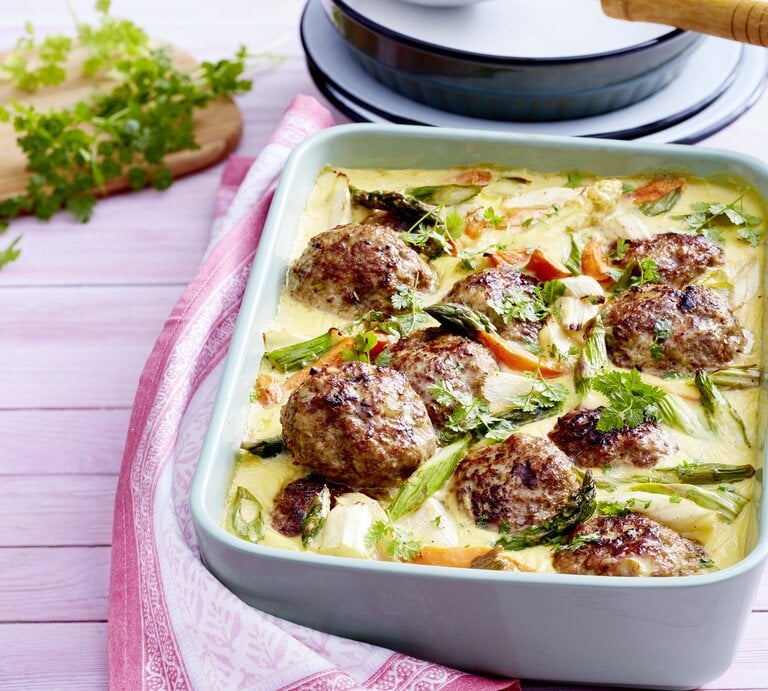 Spargel-Topf mit Frikadellen in Auflaufform serviert. | © EAT CLUB/ Isabell Triemer