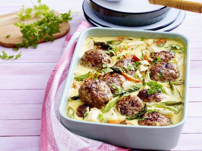 Spargel-Topf mit Frikadellen in Auflaufform serviert. | © EAT CLUB/ Isabell Triemer