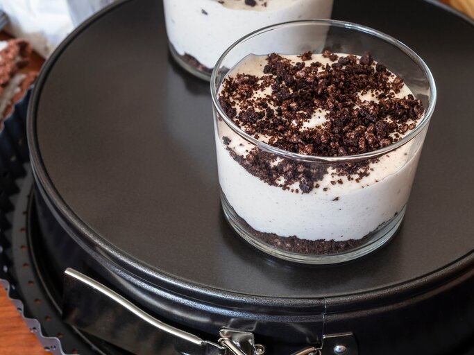 Zwei Gläser gefüllt mit Oreo-Dessert auf dunklem Tablett.  | © Shutterstock/FRANCISCO JAVIER MIRANDA