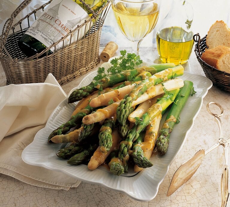 Weißer und grüner Spargel auf einem weißen Servierteller.  | © imago/imagebroker