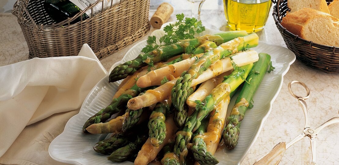 Weißer und grüner Spargel auf einem weißen Servierteller.  | © imago/imagebroker