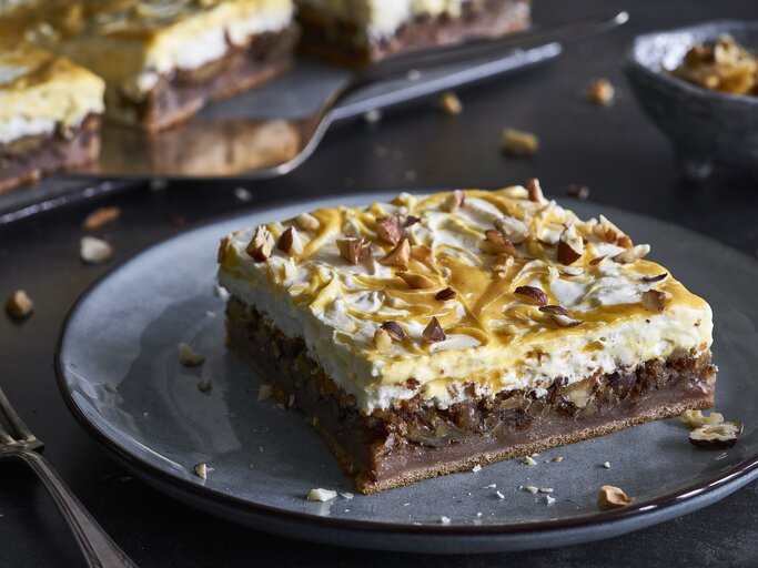 Schmandkuchen-mit-Karamellsosse.jpg | © StockFood / Springlane