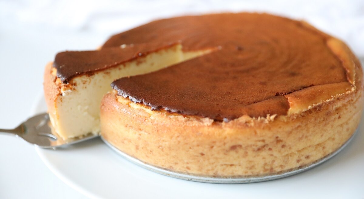 Ein Teller mit Ricotta-Käsekuchen auf einem hellen Tisch.