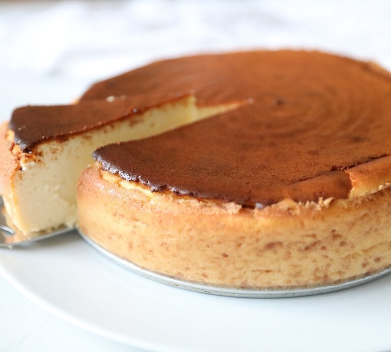Ein Teller mit Ricotta-Käsekuchen auf einem hellen Tisch. | © Shutterstock/rontav