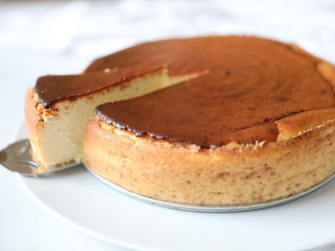 Ein Teller mit Ricotta-Käsekuchen auf einem hellen Tisch. | © Shutterstock/rontav
