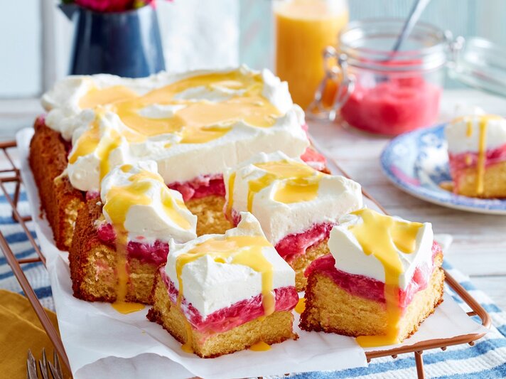 Auf einem Blech ist eine Eierlikör-Rhabarbertorte seriert. Sie ist mit Eierlikör beträufelt. | © EAT CLUB / Isabell Triemer