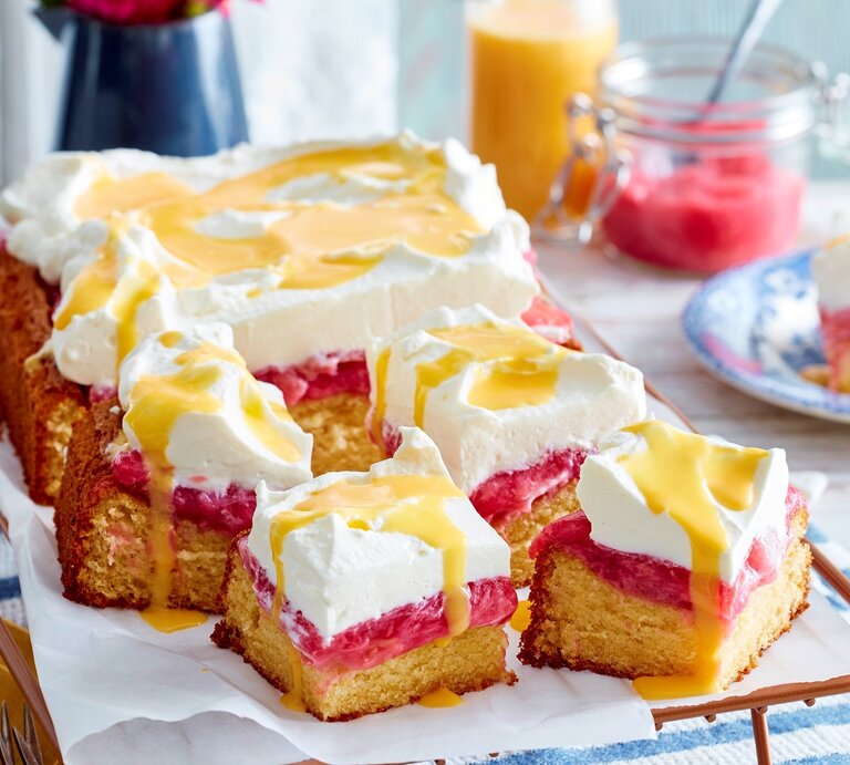 Auf einem Blech ist eine Eierlikör-Rhabarbertorte seriert. Sie ist mit Eierlikör beträufelt. | © EAT CLUB / Isabell Triemer