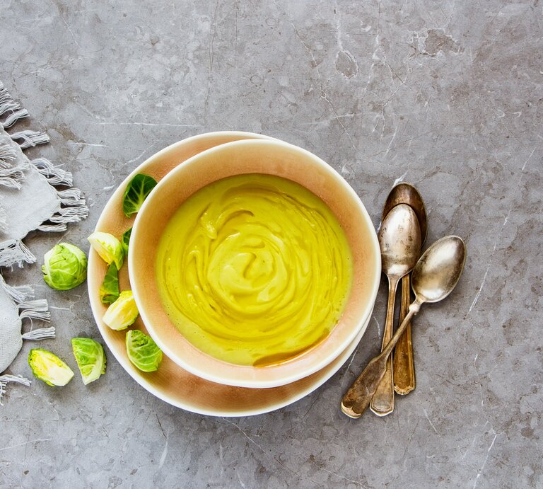 Rosenkohl-Püree in Schüssel auf grauem Untergrund.  | © Adobe Stock/yuliyagontar