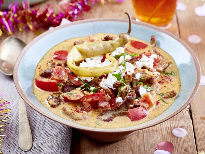 Ein Teller Gyrossuppe mit Feta, drumherum etwas Partydeko. | © EAT CLUB/ Isabell Triemer