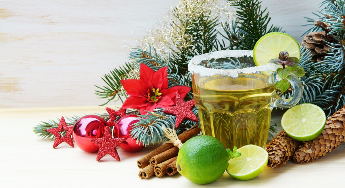 Ein Glas Hot Hugo vor weihnachtlicher Dekoration.