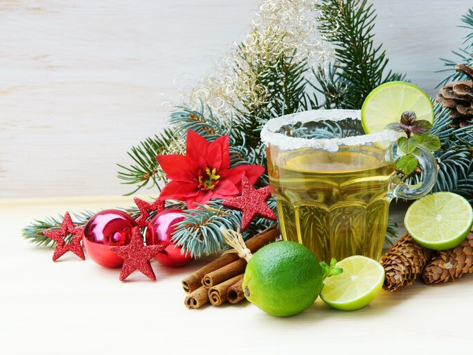 Ein Glas Hot Hugo vor weihnachtlicher Dekoration. | © AdobeStock/Johanna Mühlbauer