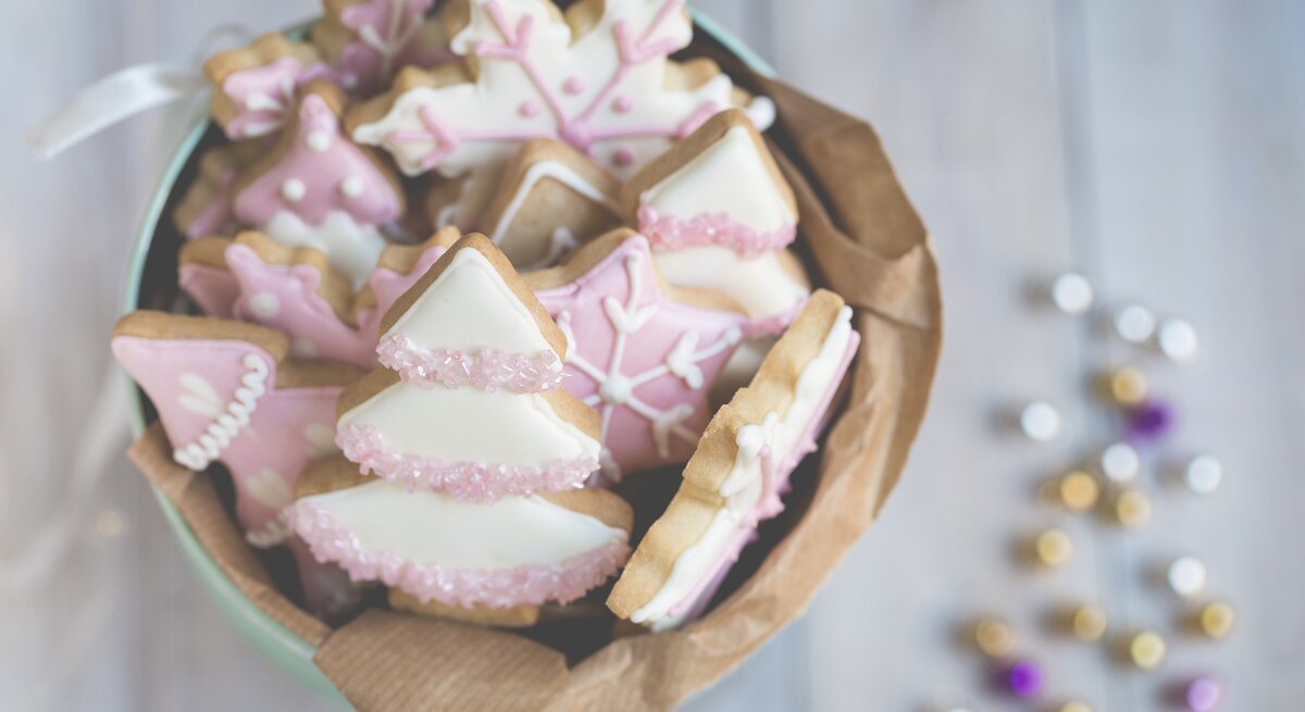 Eierlikör-Plätzchen mit Zuckerguss in Schale. 