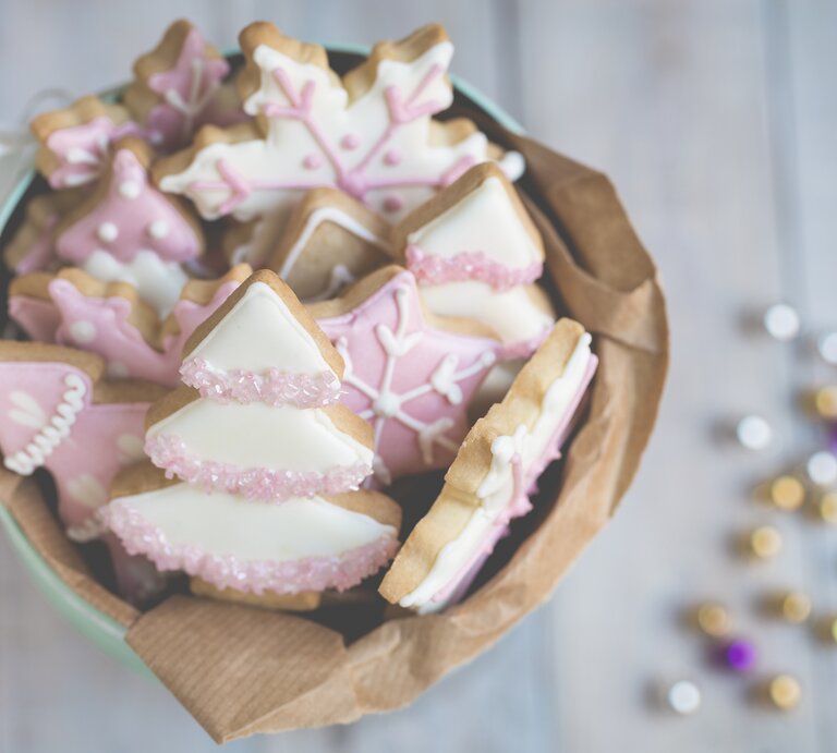 Eierlikör-Plätzchen mit Zuckerguss in Schale.  | © Getty Images/Mrs_2015