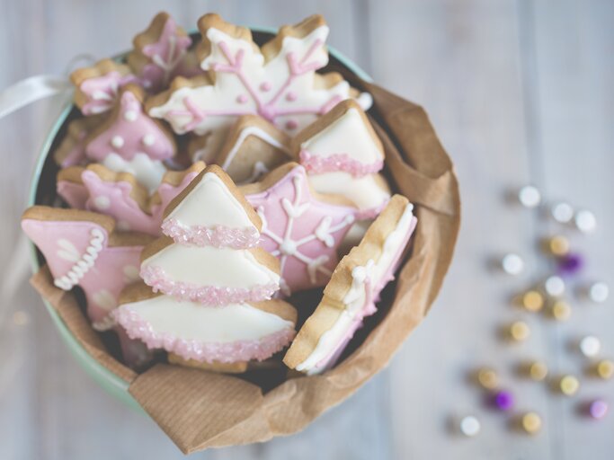 Eierlikör-Plätzchen mit Zuckerguss in Schale.  | © Getty Images/Mrs_2015