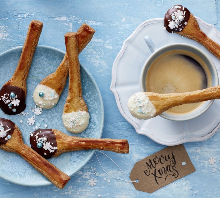 Spekulatius-Löffel-Plätzchen auf blauen Tellern auf blauem Untergrund.  | © Eat Club/ Isabell Triemer